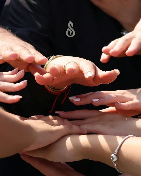 Manos unidas durante una dinámica de movimiento